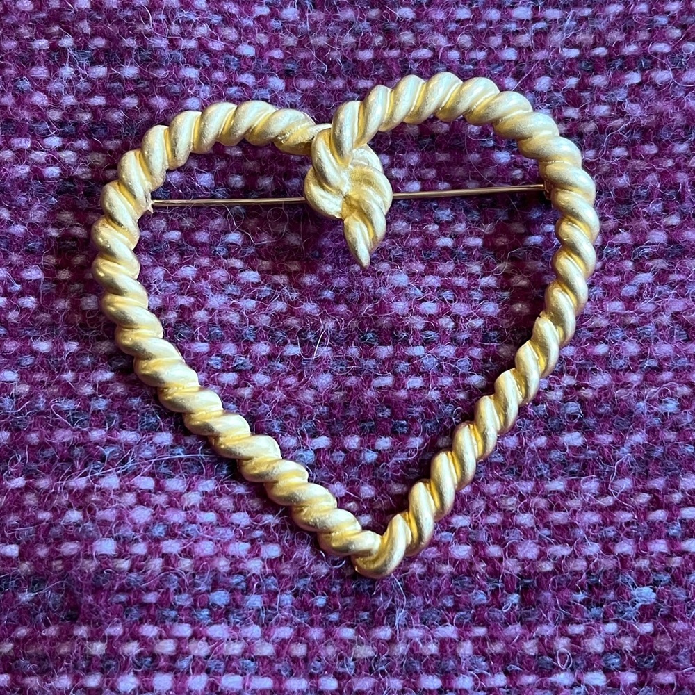 Valentine heart! Twisted gold (plate) pin